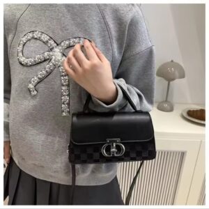 Chic Women's Handbag - Elegant Design for Everyday Use