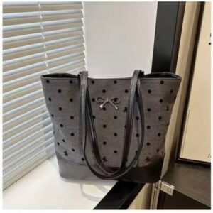 Chic Women's Handbag - Elegant Design for Everyday Use