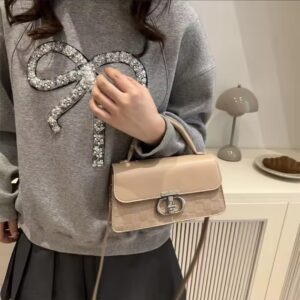 Chic Women's Handbag - Trendy Design for Everyday Elegance