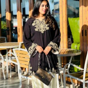 Elegant Black Two-Piece Set - Stylish and Versatile Outfit for Any Occasion