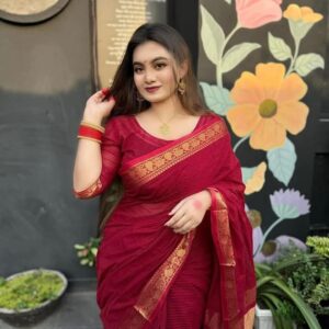 Elegant Checkered Saree with Matching Blouse Set for Chic Occasions