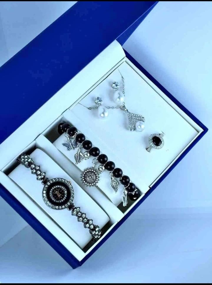 Elegant Women's Watch Set - Stylish Timepiece Duo for Any Occasion % Elegant Women's Watch Set - Stylish Timepiece Duo for Any Occasion