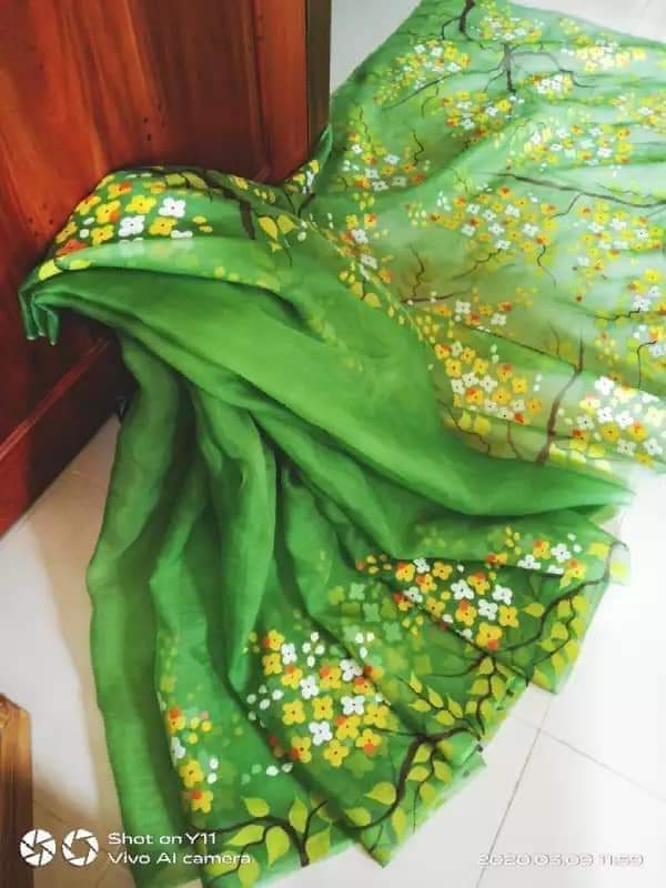 Handcrafted Half-Silk Saree with Artistic Printed Cotton Detailing % Handcrafted Half-Silk Saree with Artistic Printed Cotton Detailing