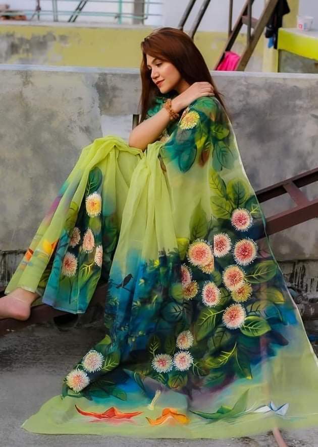 Handcrafted Half-Silk Saree with Artistic Printed Cotton Detailing % Handcrafted Half-Silk Saree with Artistic Printed Cotton Detailing