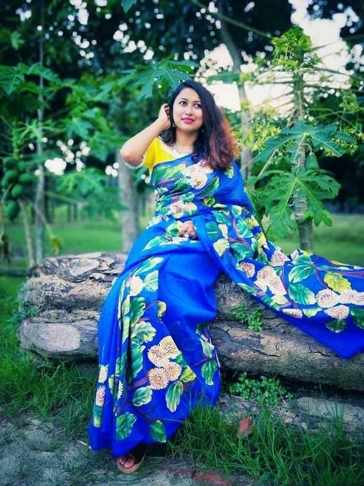 Handcrafted Half Silk Saree with Exquisite Hand-Printed Cotton Detailing % Handcrafted Half Silk Saree with Exquisite Hand-Printed Cotton Detailing