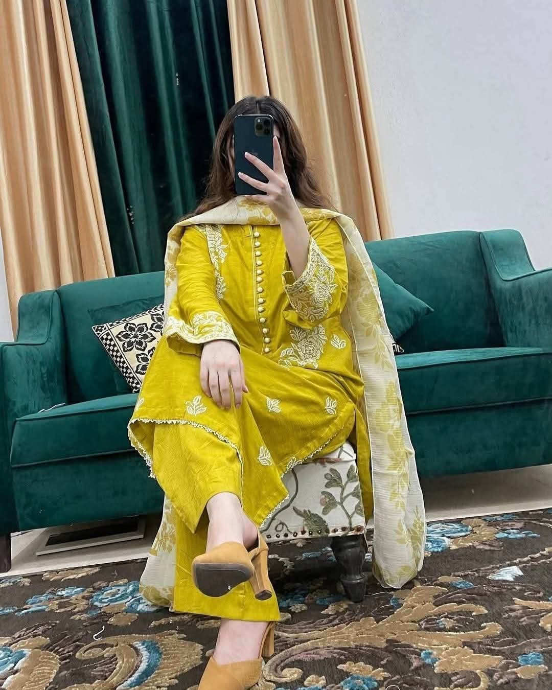 Ready-to-Wear Three-Piece Set for Effortless Style and Comfort % Ready-to-Wear Three-Piece Set for Effortless Style and Comfort