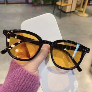 Stylish Sunglasses with Protective Case - Trendy Eye Wear for Every Occasion