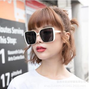 Stylish Sunglasses with Protective Case – UV400 Fashion Eyewear