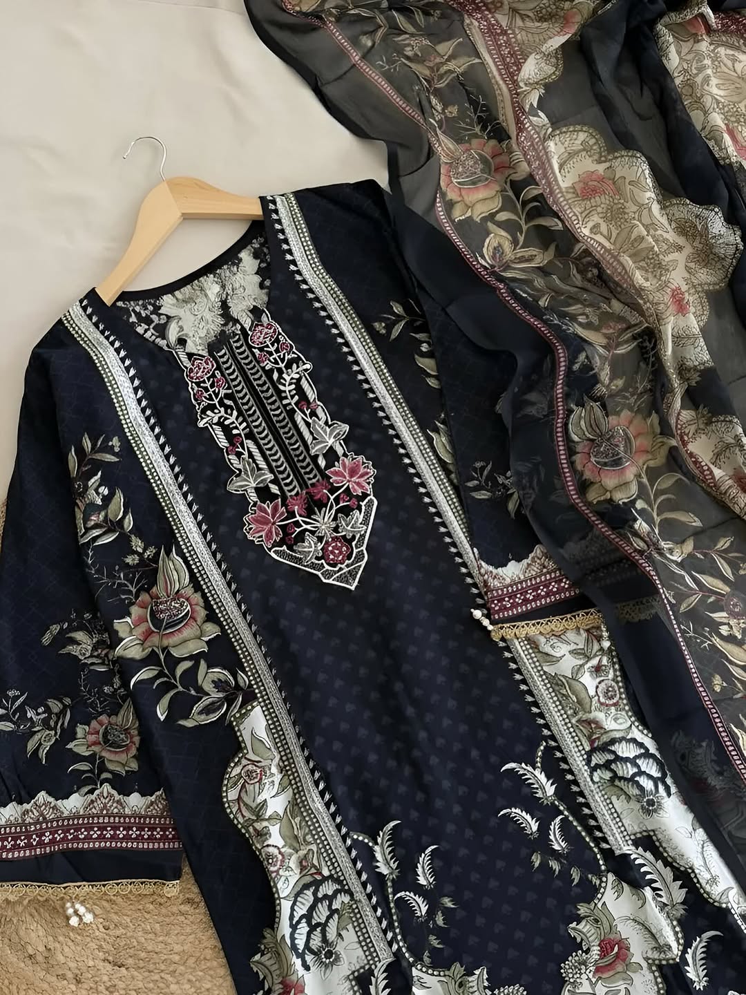 Three-Piece Digital Print Set - Stylish and Versatile Outfit % Three-Piece Digital Print Set - Stylish and Versatile Home Decor